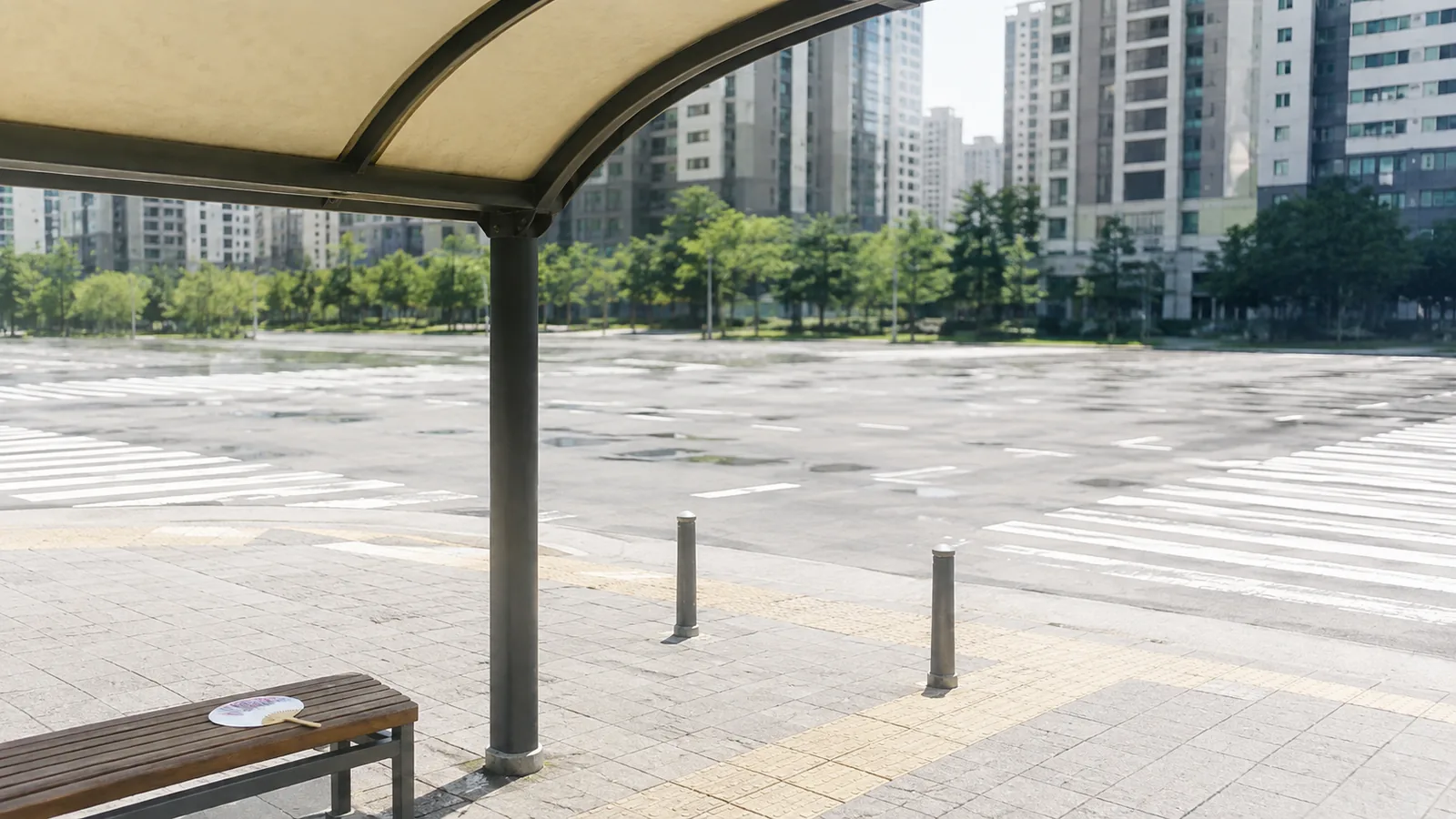 해와 그늘, 물방울을 겹친 종이 콜라주로 폭염특보 단계와 온열질환 대처를 다룬 기사임을 나타낸 일러스트